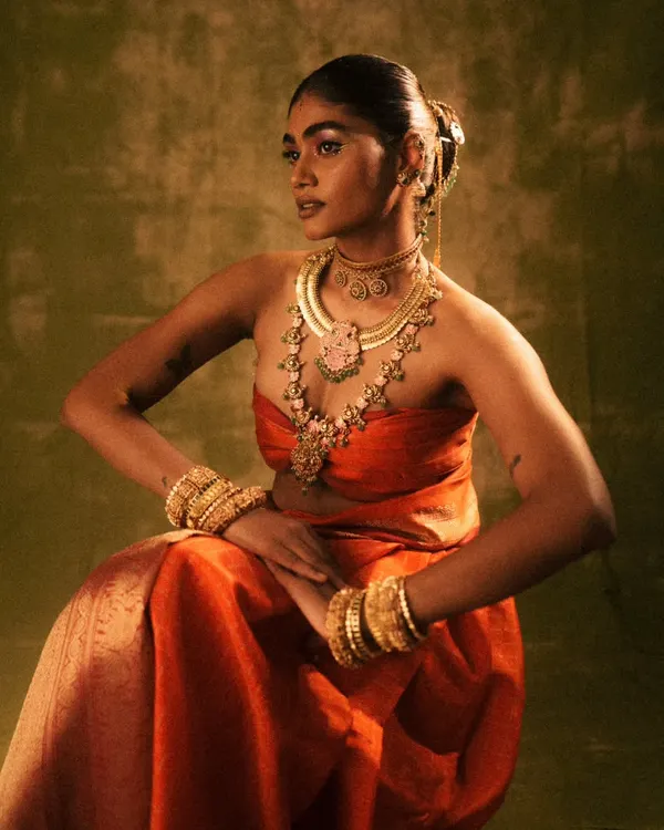 This look, inspired by 'Swaṟṇavalli' or a vine of gold, is a perfect example of conceptual beauty. I focused on creating a luminous, golden-hour glow on the skin, paired with a classic sleek bun to let the traditional styling and intricate jewellery shine.