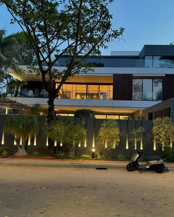 This modern luxury residence in Bangalore showcases our approach to integrated design, where architecture, lighting, and landscaping come together to create a striking first impression.