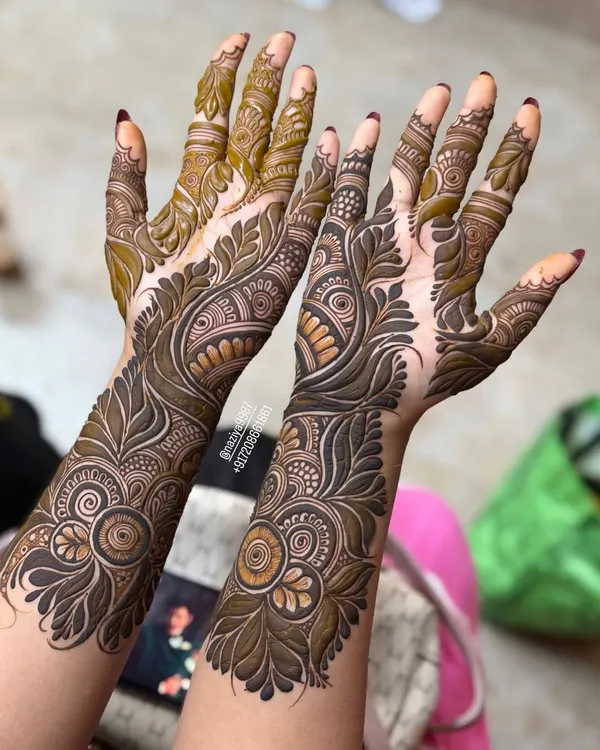 This is a perfect example of a bold Arabic design. The patterns are large and prominent, with lots of open skin that makes the dark henna work really stand out.