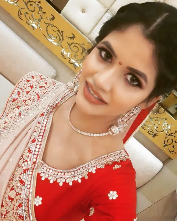 A radiant look for her engagement day. We chose a soft glam makeup style with a defined eye and a natural lip color to beautifully complement her red and cream designer saree.