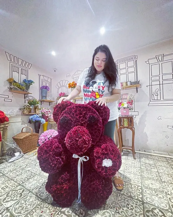 This three-foot-tall floral teddy bear is one of my favorite creations, made with over 5000 red daisy florets. If you're looking for a unique floral sculpture that makes a huge statement, I can design something truly special for you.