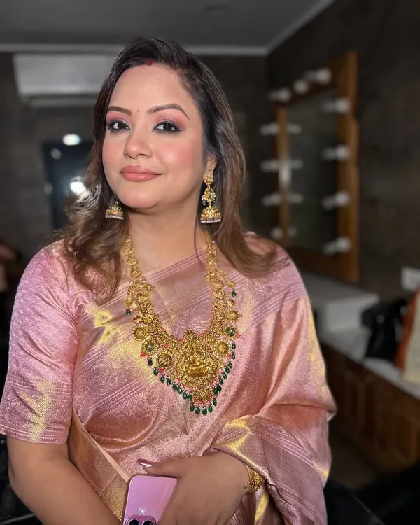 A full look at the Advance HD makeup. Paired with a beautiful pink and gold saree, this makeup is perfect for a wedding guest who wants to look elegant and put-together.