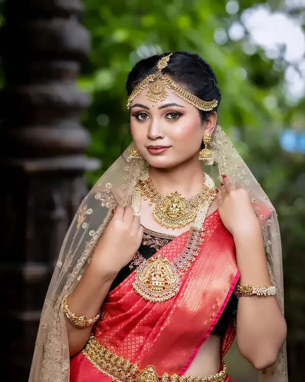 This is the quintessential South Indian bridal look I love to create. This complete temple jewellery set, featuring a stunning matha patti and layered necklaces, is perfect for your muhurtham ceremony, making you feel like a goddess.