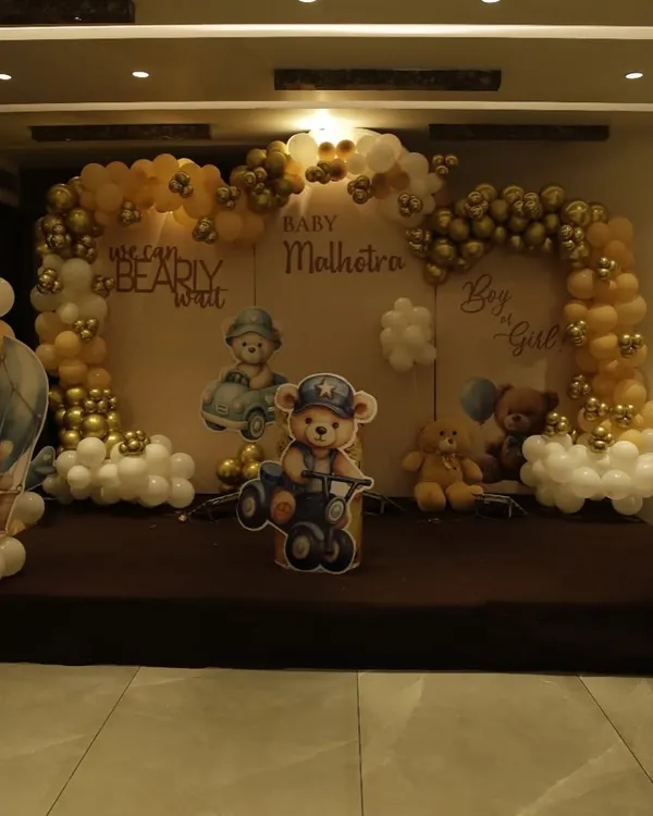 We can "bearly wait." This adorable teddy bear-themed baby shower stage features a neutral color palette of brown, gold, and white, perfect for a gender-neutral celebration.
