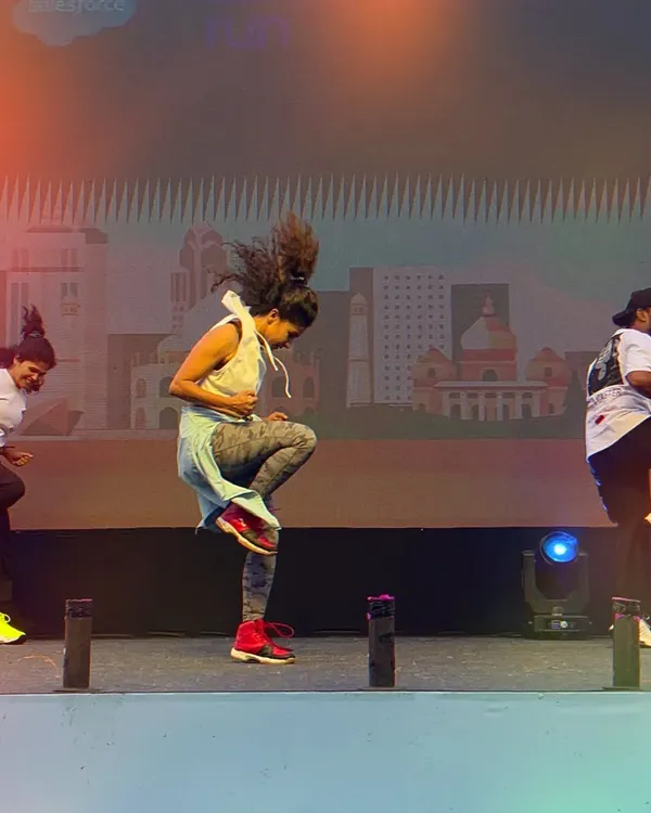 This is the kind of high-energy moment I love creating. Leading a corporate wellness session on stage for the Salesforce Run 2024, I make sure every move is powerful, engaging, and easy for everyone to follow along.