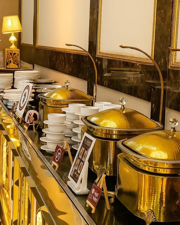 This is the standard of elegance I bring to every event. My premium buffet setups feature immaculate golden chafing dishes and professional lighting, creating a luxurious dining experience for your guests right from the first glance.