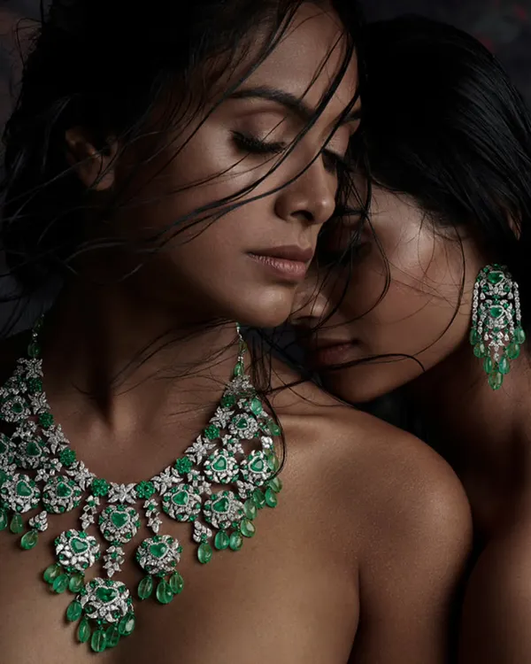 An intimate and emotional portrait for a jewellery campaign. The soft focus and close embrace draw attention to the magnificent emerald and diamond necklace, making it a centerpiece of the story.