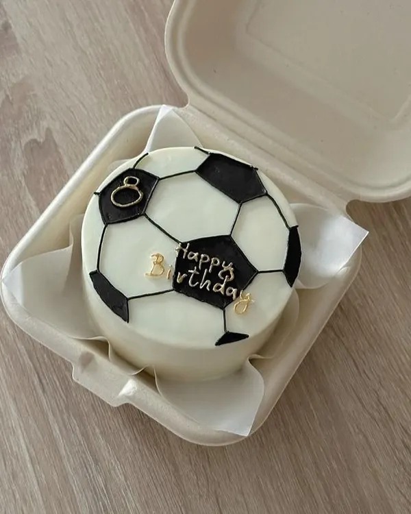 This custom football bento cake is a perfect example of a themed design. We meticulously craft details like the hexagonal pattern to create a personalized cake for sports fans of all ages.