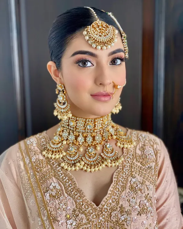 The epitome of Anand Karaj beauty. This no-filter, no-edit shot shows a flawless, soft matte makeup look with a perfect pink lip, paired with stunning Polki jewellery.