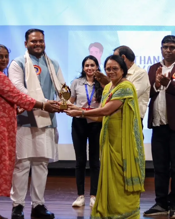 I was honored to be the youngest keynote speaker at the Ayurveda Innovations Summit 2024. Here I am receiving an award after delivering my lecture on managing pre-diabetes and Medarogas (metabolic disorders) with Ayurveda.