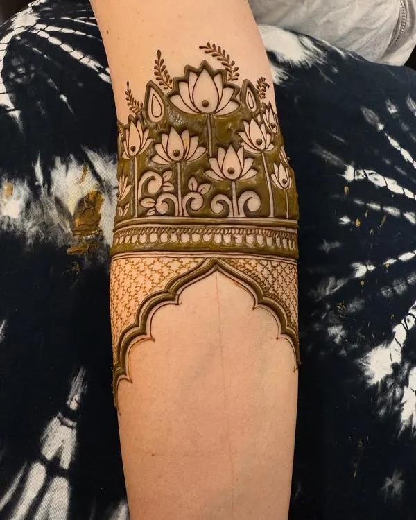 This arm band features a garden of lotus flowers above a traditional archway (mehraab) and jaali pattern. It's a beautiful mix of floral and architectural styles.