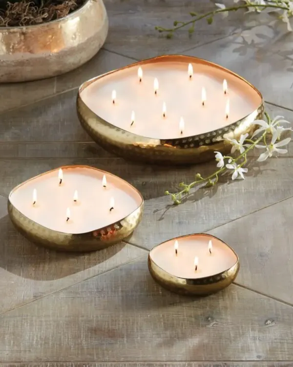 These large, multi-wick urli candles are designed to make a statement. Crafted in hammered golden metal bowls of varying sizes, they are perfect for grand entryways, center tables, or as a luxurious housewarming gift.