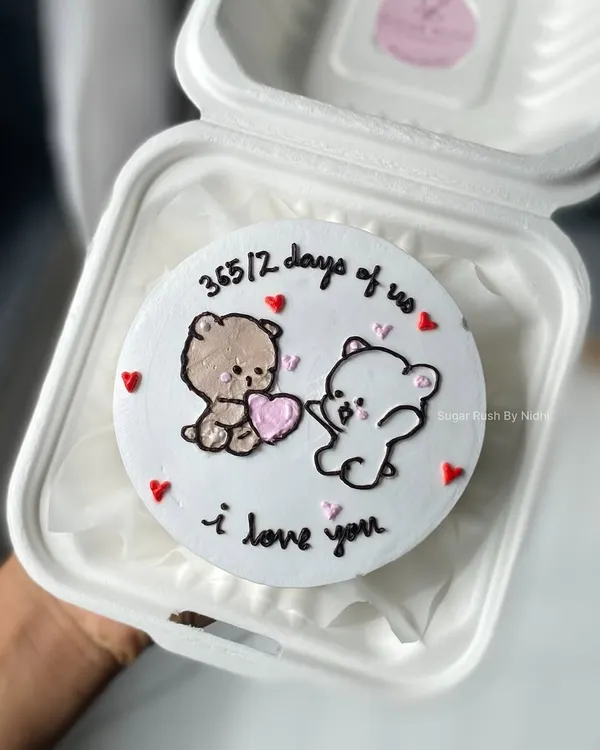 How cute are these little bears? This bento cake was for an anniversary, celebrating "365/12 days of us." It's the perfect way to send a sweet, personal message.