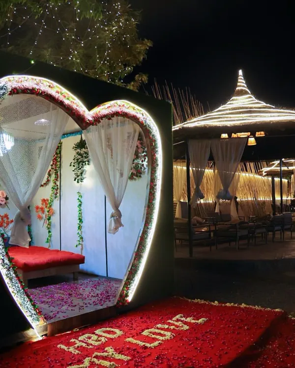 This is my signature heart-shaped cabana, specially decorated for a proposal with a rose petal walkway. It’s one of the most popular spots for creating truly romantic and unforgettable memories.