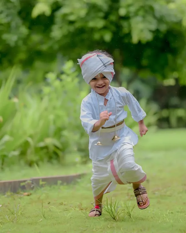 This is the kind of moment I live to capture. Pure, uncontainable joy during an outdoor shoot in Pune. Dressed in a traditional Maharashtrian outfit, he was running free, and his smile tells the whole story. This is what real childhood memories look like.