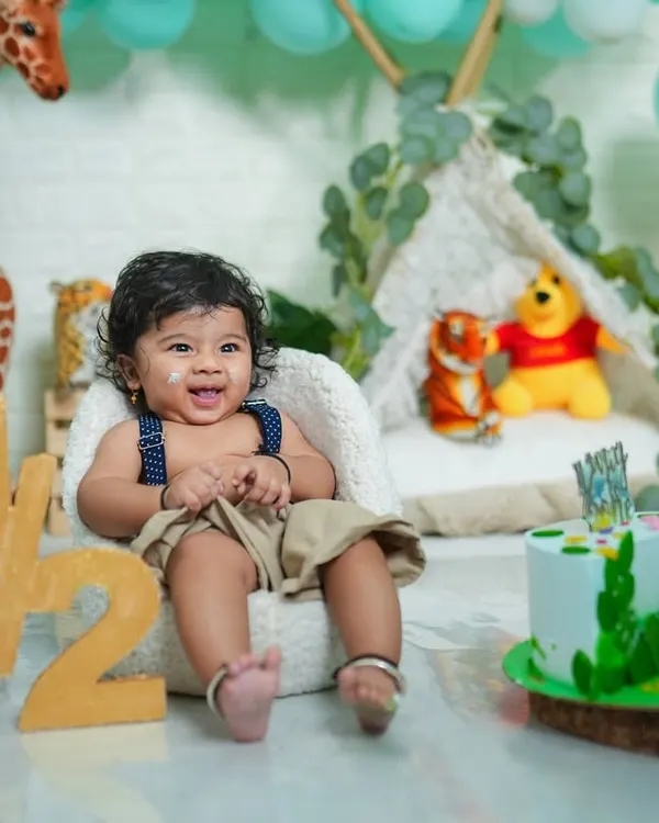 Happy 6 months! A half-birthday celebration is a great way to capture the sitter milestone. This jungle-themed cake smash was so much fun.