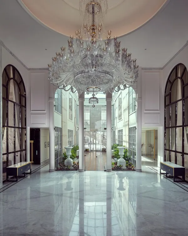 The Grand Alabaster, nominated as one of India’s most beautiful homes by Elle Decor, is a masterpiece of neoclassical design. The grand foyer features a stunning crystal chandelier and symmetrical columns, establishing a sense of timeless opulence and refined luxury from the moment you enter.