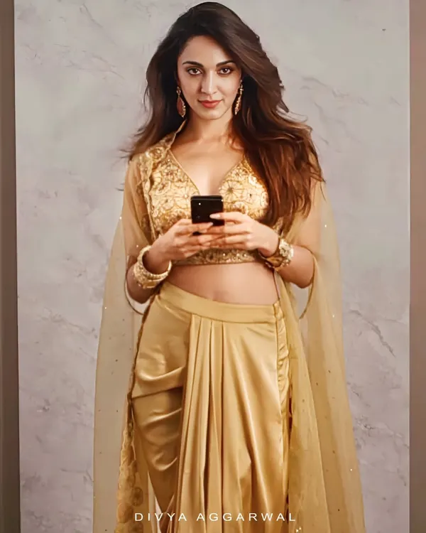 With unparalleled grace and style, the stunning Kiara Advani is a vision of pure elegance in our Lydia Cape Set.