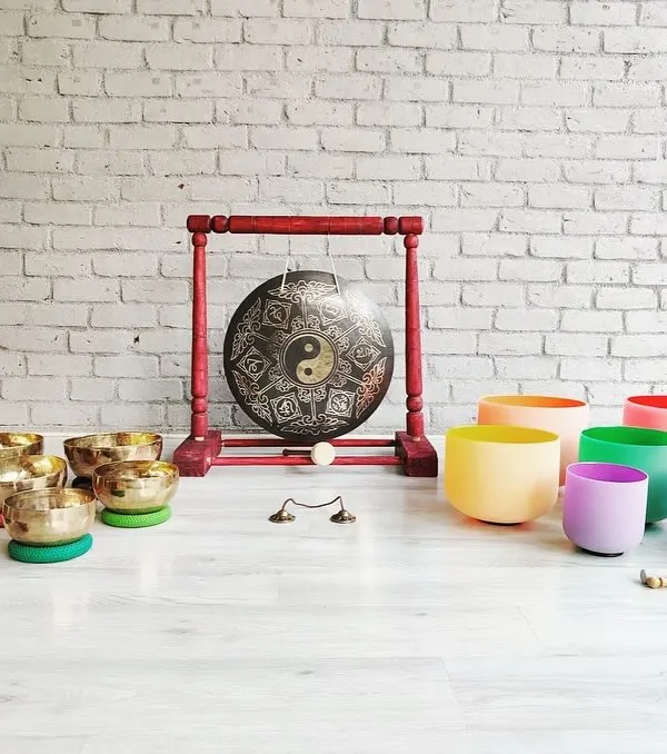 A complete setup for a profound sound journey. This arrangement showcases the harmonious blend of metal and crystal, with hand-hammered Tibetan bowls, frosted crystal bowls, and a central gong.