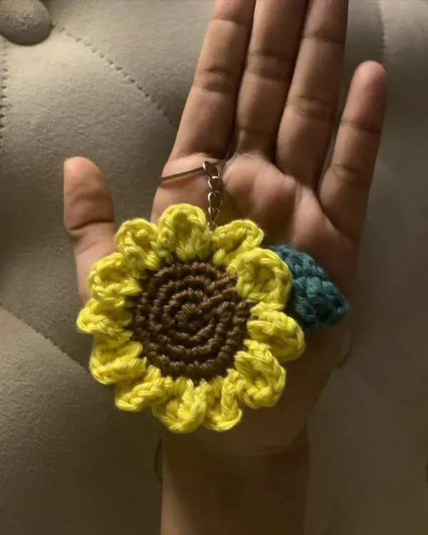A small but mighty sunflower keychain to brighten your day. Sunflowers are one of the flowers I've made the most, and I love how cheerful they always turn out.