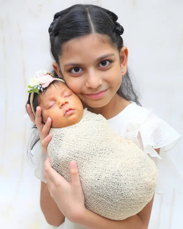 The bond between siblings is so special. I gently guide older children to hold their new baby brother or sister safely, capturing that instant connection and creating a memory the family will treasure forever.