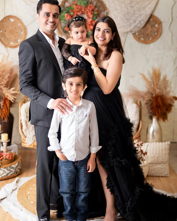 A picture-perfect moment with the whole family. I specialize in creating elegant and coordinated family portraits that celebrate your bond, complete with beautiful dresses and a stylish studio setup.