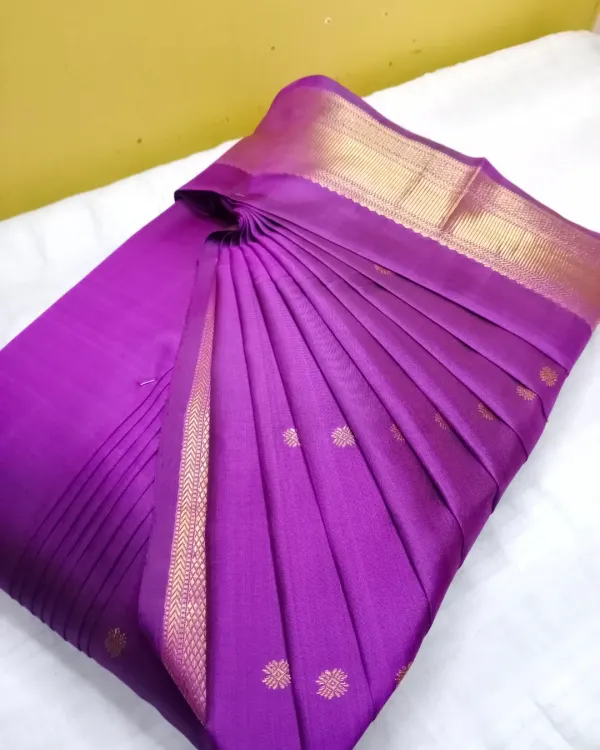 The pleats on this purple silk saree are set and ironed to be on point. I believe that perfect, neat pleats are the foundation of a beautiful saree drape.
