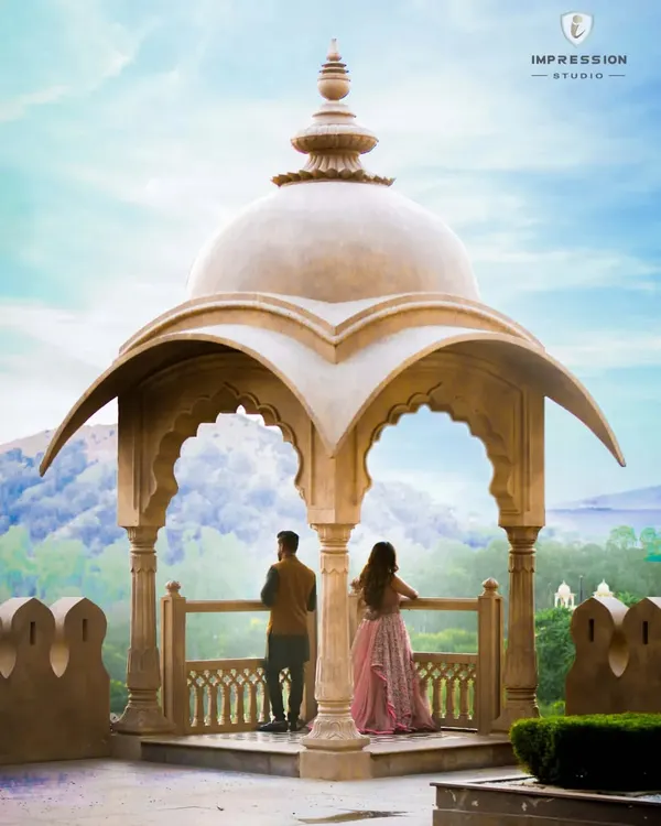 Overlooking the Aravalli hills from a palace viewpoint, this shot captures a sense of shared dreams and a future as vast as the landscape. It’s a perfect example of a destination pre-wedding portrait that feels both grand and hopeful.