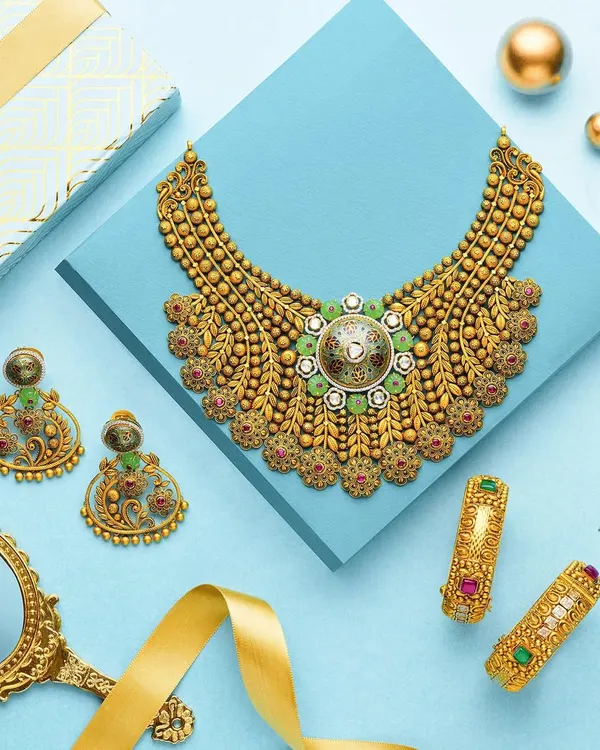 This campaign for PNGadgil and Sons was all about vibrant, complementary colors. We created a full story around this traditional gold jewelry set, using props like the mirror and ribbon to build a scene that feels both classic and fresh.