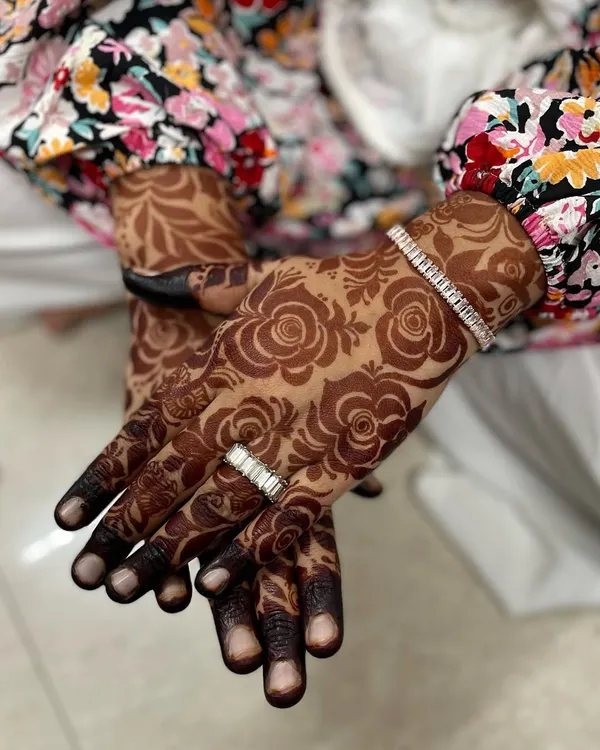 This is the kind of rich, dark henna stain you can expect from my all-natural, organic paste. I love creating these bold rose patterns that cover the back of the hand, complemented by the solid-color fingertips for a classic look.