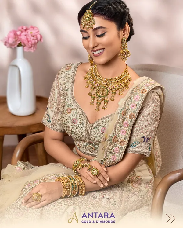 When blessings gather and elegance feels like destiny, it’s a choice made by heart. This complete bridal look features our handcrafted Kundan necklace, matching maang tikka, earrings, and bangles.