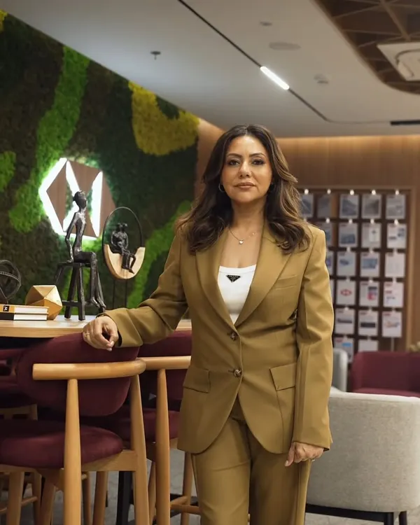 I was so proud to stand in front of the moss wall we installed at the HSBC office in Lucknow. This piece combines different shades of preserved moss with the company's logo, creating a sophisticated and nature-inspired welcome.
