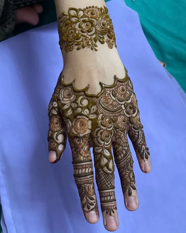 A random but beautiful picture of a design featuring a floral wristband and a mix of roses and intricate fillers on the hand. I love how the patterns flow together.