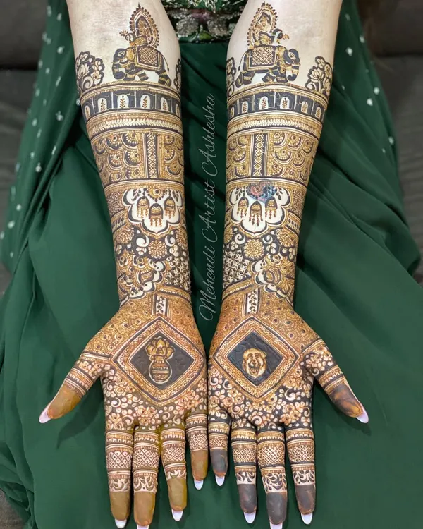 This bridal design for the front of the hands features bold, geometric patterns combined with traditional motifs, creating a striking and modern look.