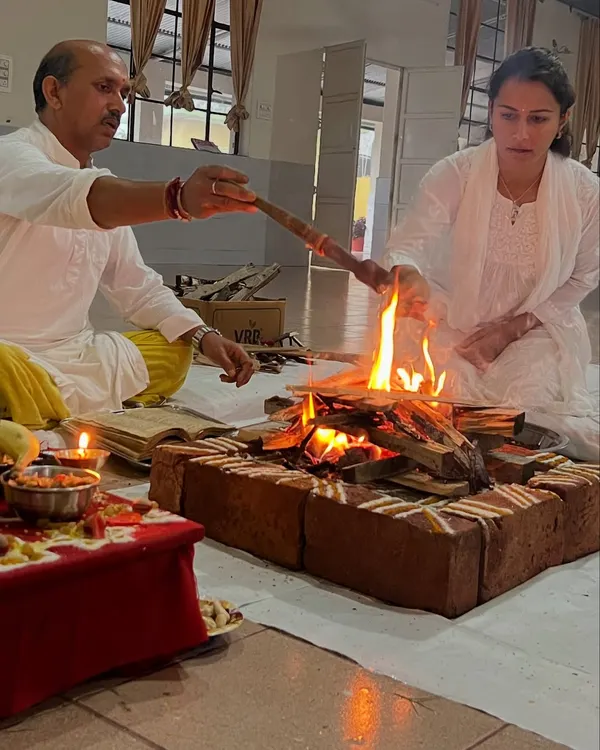 A teacher and student make offerings to the sacred fire during a Ganapati Homam. This ritual purifies the environment and the mind, setting the stage for deep learning.