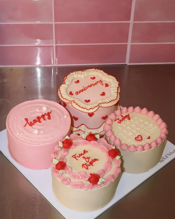 One box, four reasons to smile. This set of mini cakes features a variety of vintage-inspired designs in shades of pink and red, perfect for an anniversary or just because.