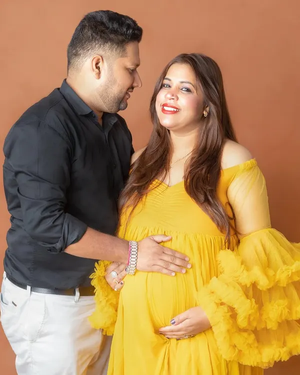 Sharing a sweet glance during their couple maternity photoshoot. I always aim to capture these unscripted, real moments of connection that tell your unique love story against a simple, warm backdrop.