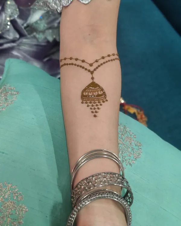 A unique and beautiful jhumka design on the forearm. This is a great option for someone who wants a creative mehendi piece that looks like jewelry.
