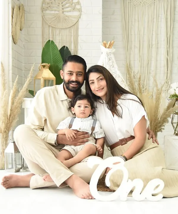 A first birthday family portrait in our popular boho studio setup. The "One" sign and coordinated neutral outfits mark this special milestone in a stylish and modern way.