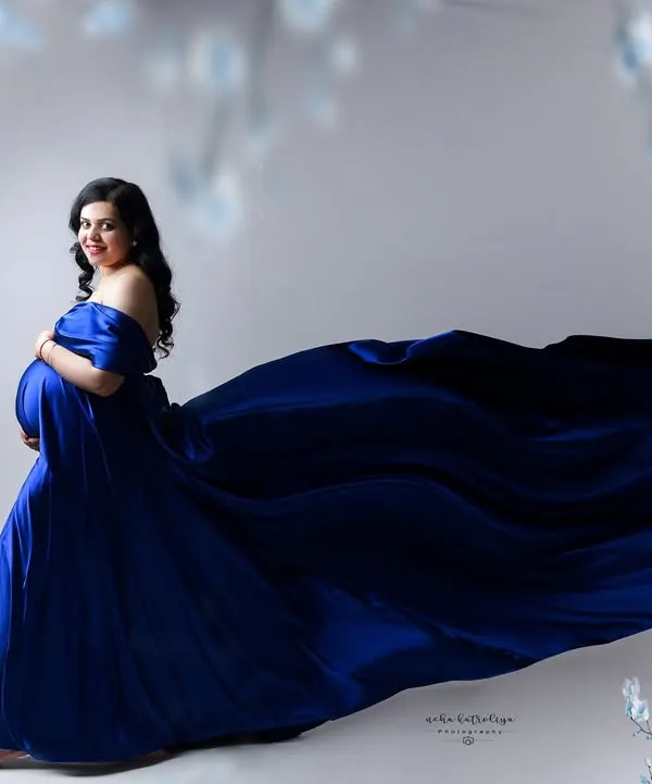This is the kind of magic we can create in the studio. I use flowing fabrics and soft floral elements to craft an ethereal and unforgettable portrait of you and your bump.