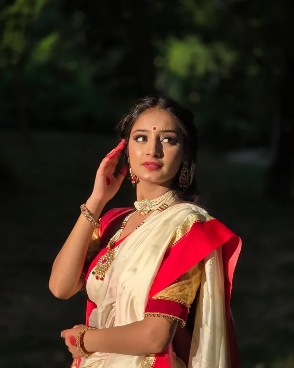 This is the kind of magic I love to create, especially during the golden hour. This cinematic portrait captures a soft, dreamy mood using natural light to highlight the beautiful details of a traditional Bengali look in Lodi Garden.