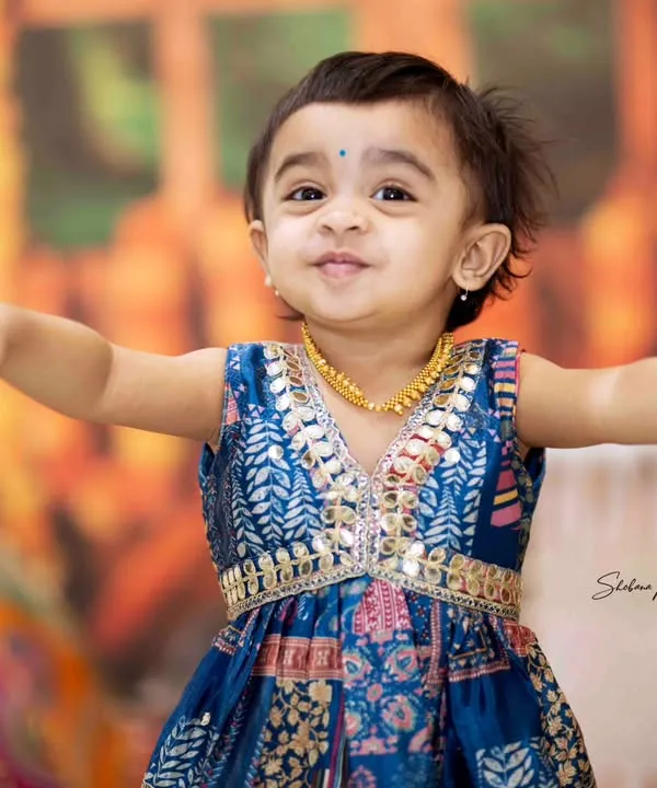 Look at this adorable dancer ready for Garba. Festive photoshoots are so much fun, and I love capturing the vibrant colors and happy spirit of celebrations like Navratri.
