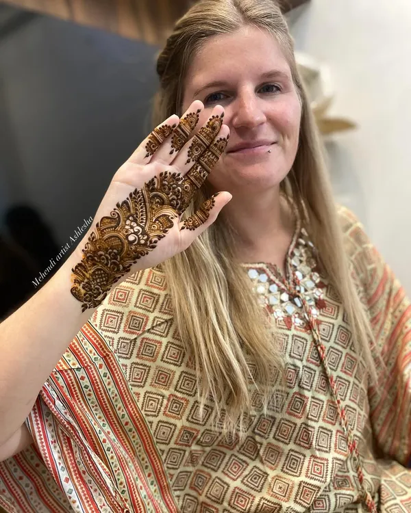 A happy international client with her elegant Arabic belt design. It's always a pleasure to share our culture with visitors.