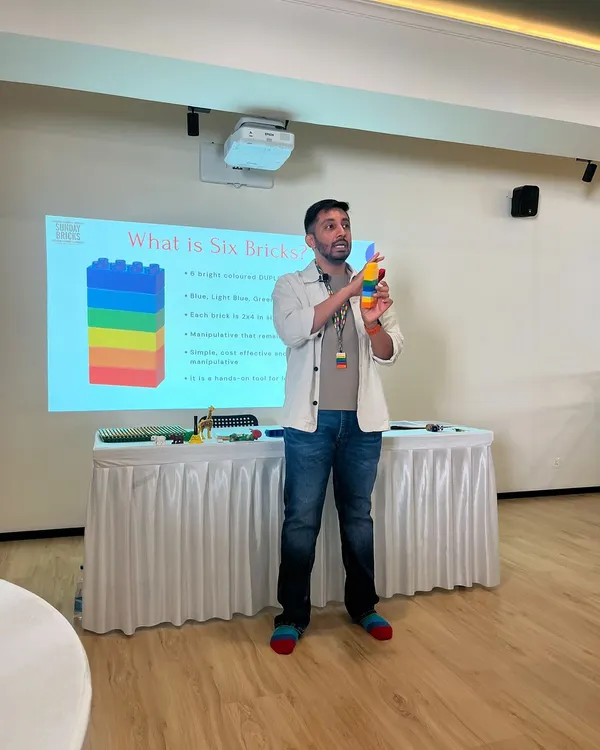 An expert from SundayBricks explains the "What is Six Bricks?" concept to our group of educators. My workshops often feature guest specialists to provide deep, authoritative knowledge on innovative play-based methodologies.