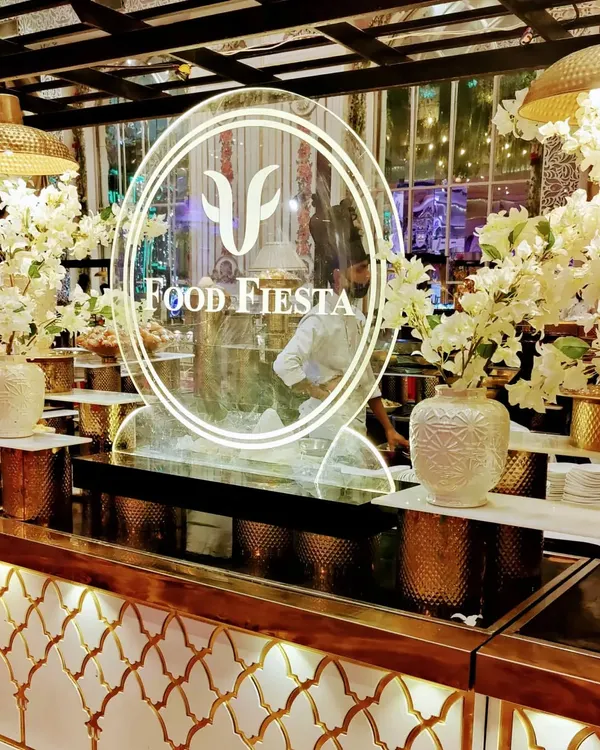 Wedding season is in full bloom, and so are my catering setups. This elegant white and gold buffet counter, adorned with white flowers, perfectly complements the luxurious wedding decor.