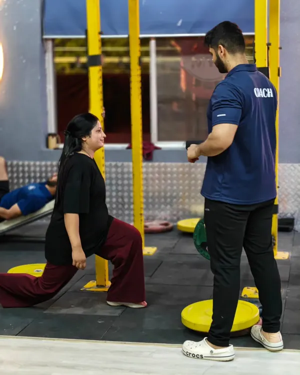 This is what my coaching is all about: personalized attention and perfect form. I’m right there with you, making sure every lunge is safe and effective, which is crucial for postpartum recovery and building foundational strength.