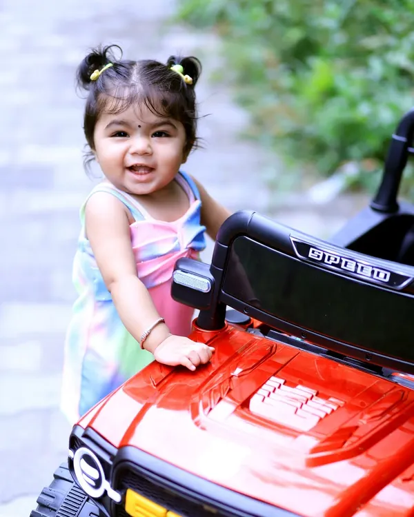 This is the kind of moment I live to capture. A genuine, happy smile during an outdoor first birthday photoshoot. Using natural light in a park setting allows me to get these beautiful, candid children portraits that feel full of life and joy.