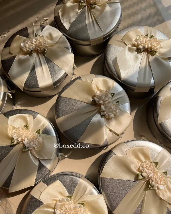 Elegant return gifts that are sure to put a smile on your guests' faces. These beautifully decorated tin boxes are perfect for weddings and other celebrations.