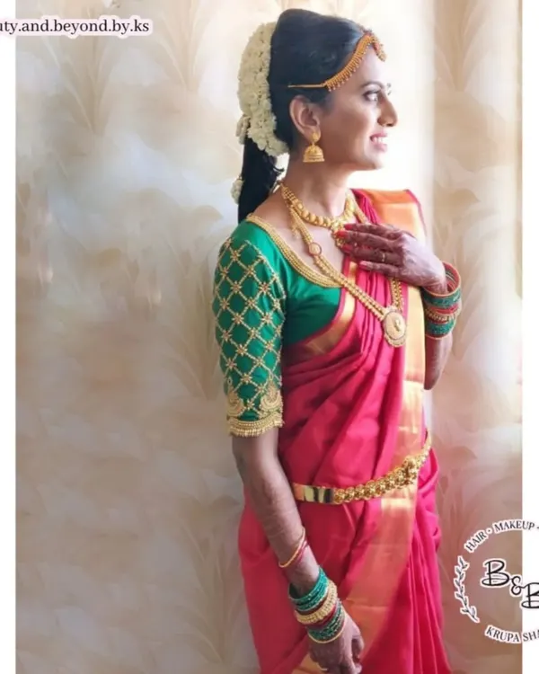 This is the quintessential South Indian bridal look I adore creating. The traditional long braid, or Jadai, is elegantly styled and adorned with fresh flowers, paired with a perfectly draped Kanjeevaram saree to complete the Muhurtham ceremony look.