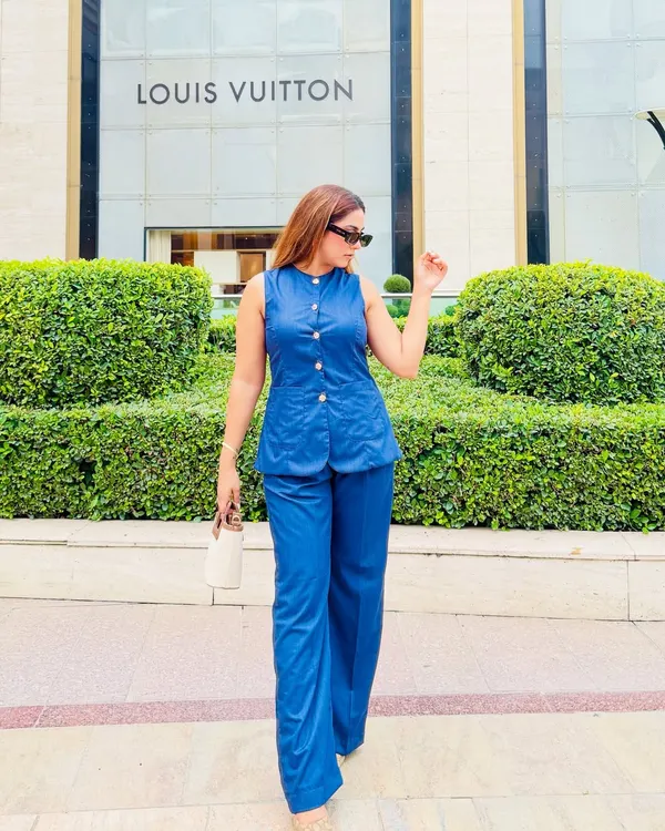 Power dressing doesn't always mean a blazer. This structured denim co-ord set is my summer alternative. The straight wide-leg pants elongate my legs, and the darted top creates structure for a chic, powerful look.